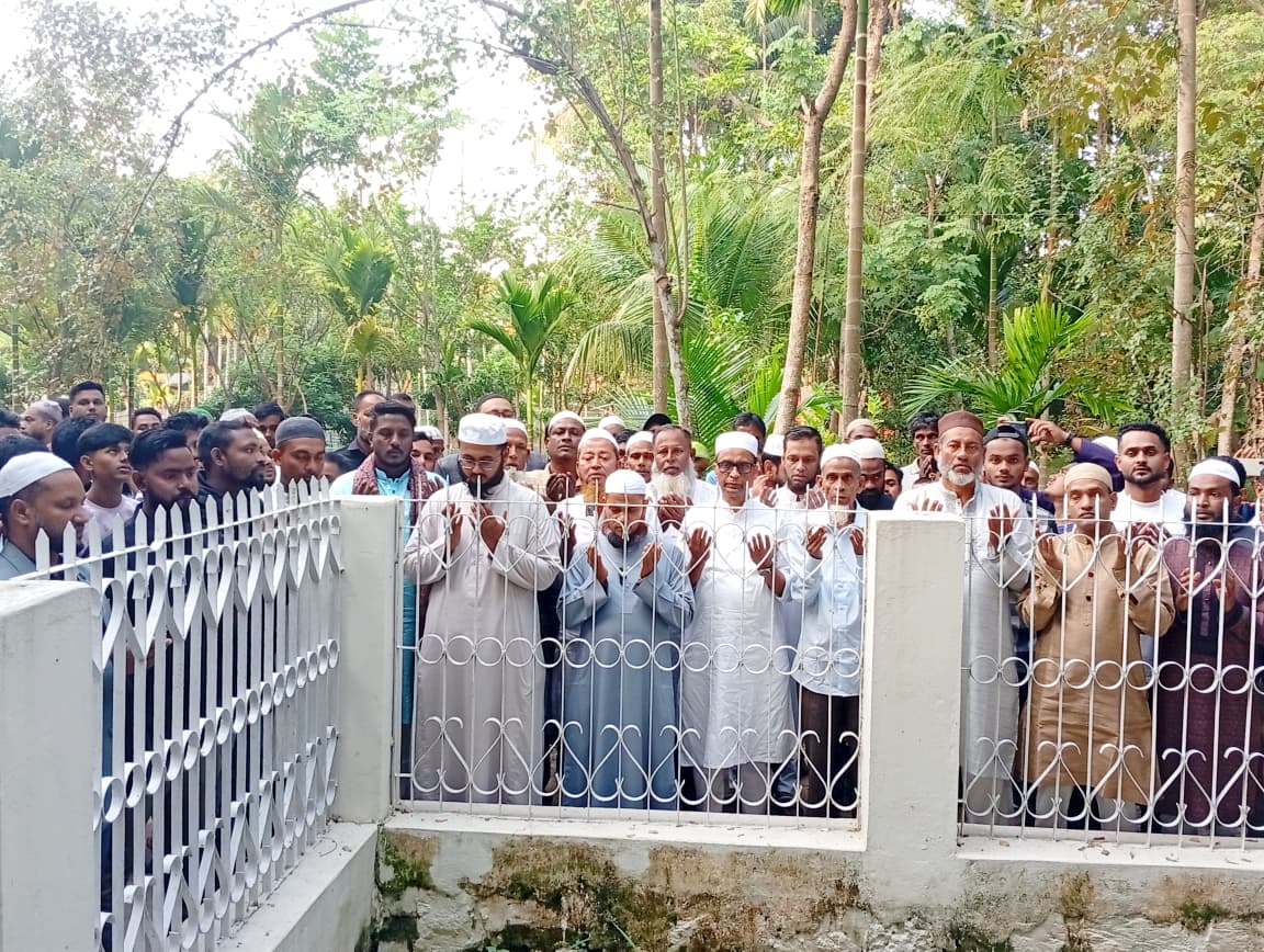 আল্লামা নূরউদ্দিন আহমদ গহরপুরী (রহ:)’র কবর জিয়ারত করলেন ব্যারিস্টার সালাম